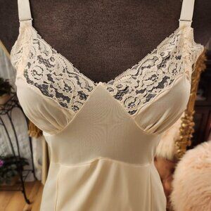 Vintage Ivory full Slip size Small, 32D or 34C